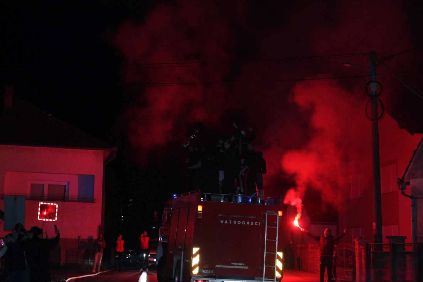 VELIKO SLAVLJE U GARDINOVCU Emotivni doček vatrogasaca nakon sjajnog nastupa u Novalji! (12)