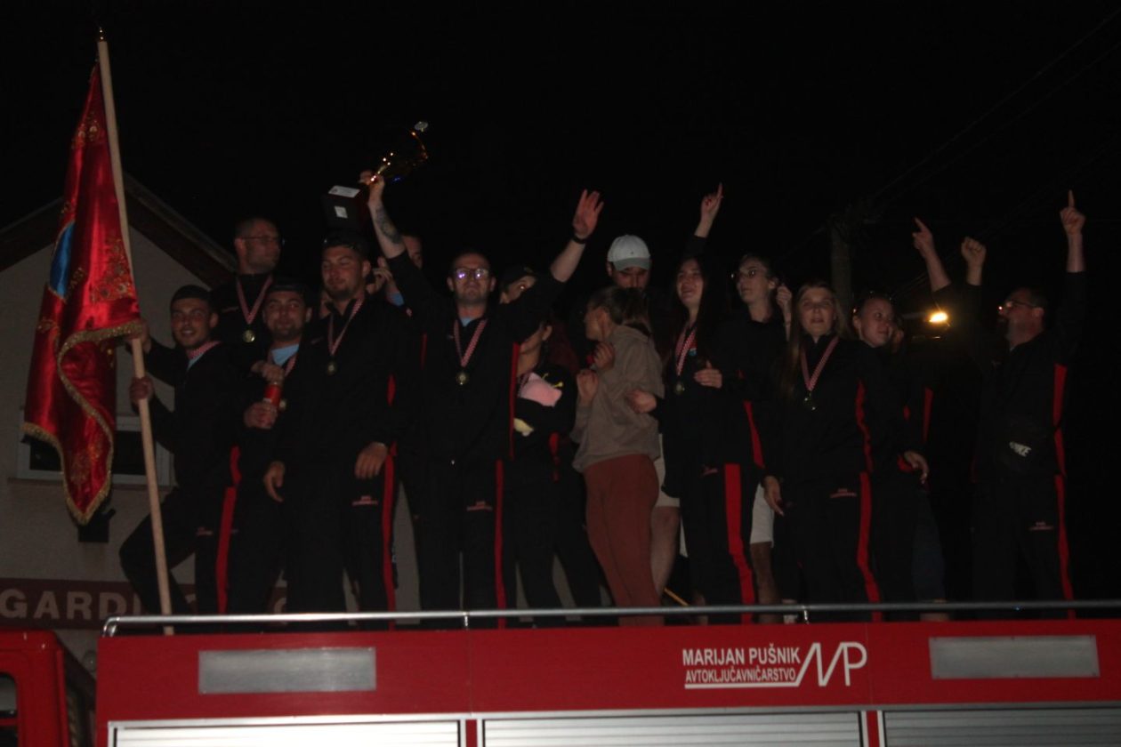 VELIKO SLAVLJE U GARDINOVCU Emotivni doček vatrogasaca nakon sjajnog nastupa u Novalji! (13) VELIKO SLAVLJE U GARDINOVCU Emotivni doček vatrogasaca nakon sjajnog nastupa u Novalji! (13)