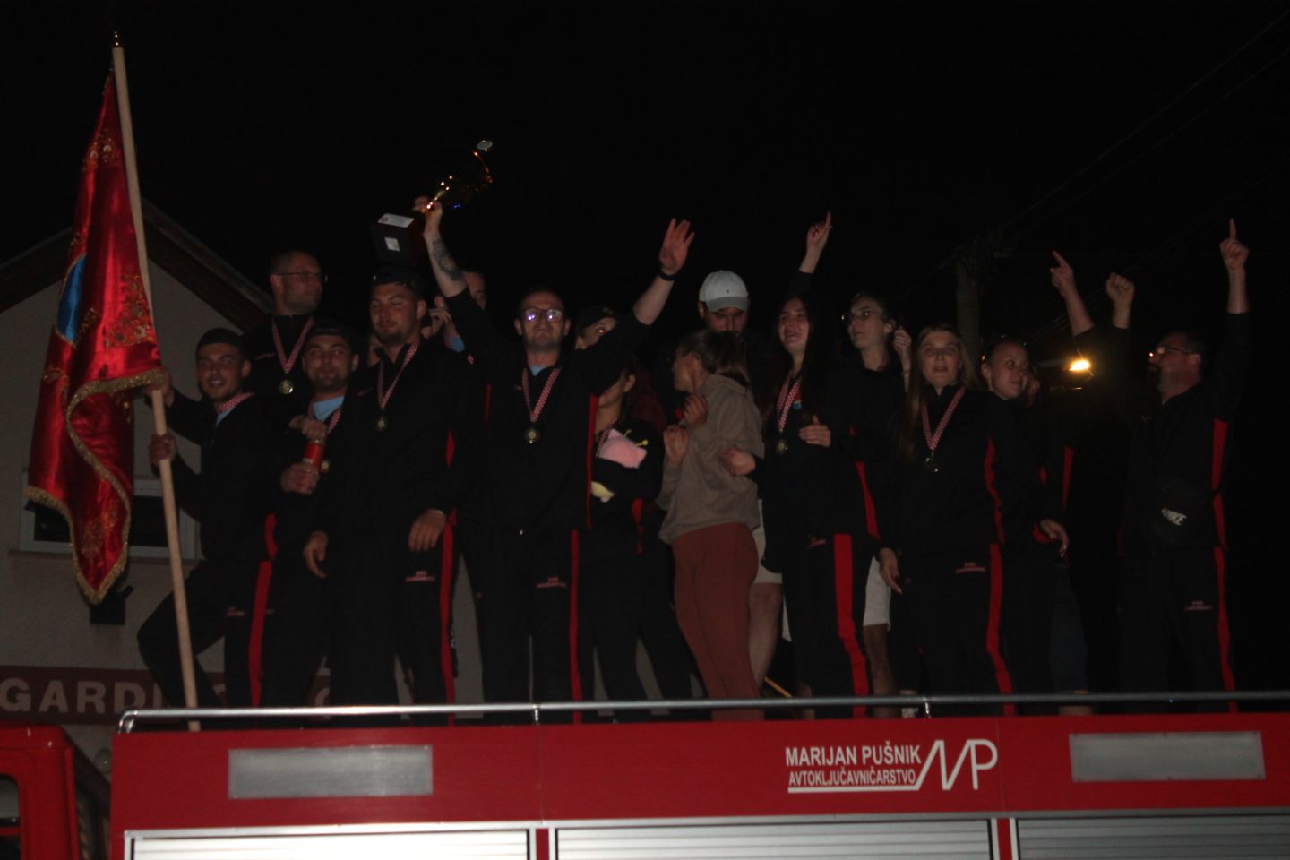 VELIKO SLAVLJE U GARDINOVCU Emotivni doček vatrogasaca nakon sjajnog nastupa u Novalji! (13)