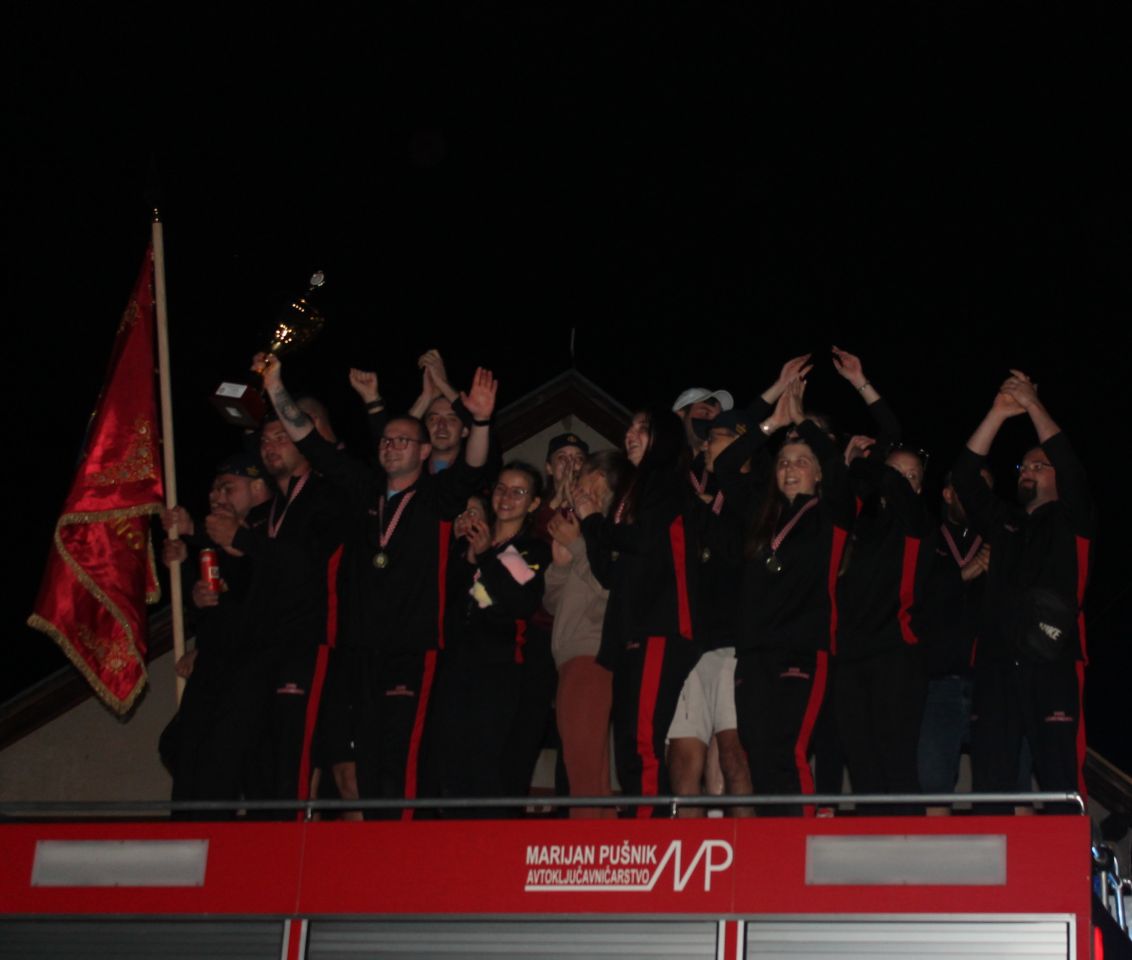 VELIKO SLAVLJE U GARDINOVCU Emotivni doček vatrogasaca nakon sjajnog nastupa u Novalji! (14)