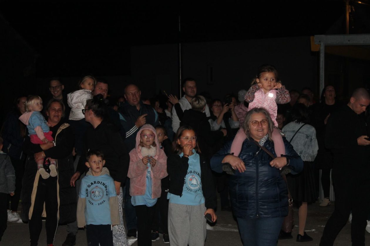 VELIKO SLAVLJE U GARDINOVCU Emotivni doček vatrogasaca nakon sjajnog nastupa u Novalji! (15) VELIKO SLAVLJE U GARDINOVCU Emotivni doček vatrogasaca nakon sjajnog nastupa u Novalji! (15)