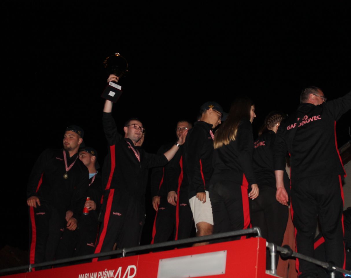 VELIKO SLAVLJE U GARDINOVCU Emotivni doček vatrogasaca nakon sjajnog nastupa u Novalji! (17)