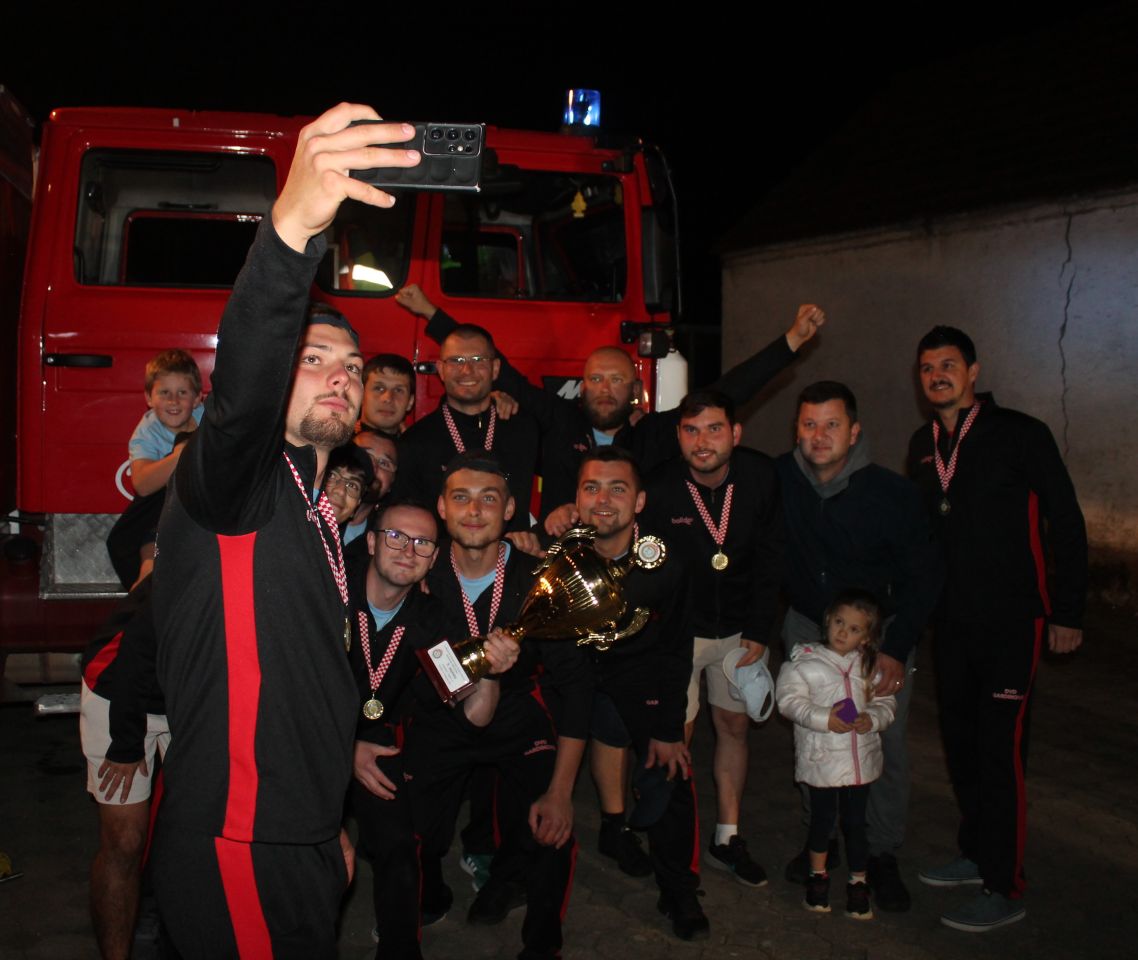 VELIKO SLAVLJE U GARDINOVCU Emotivni doček vatrogasaca nakon sjajnog nastupa u Novalji! (18)