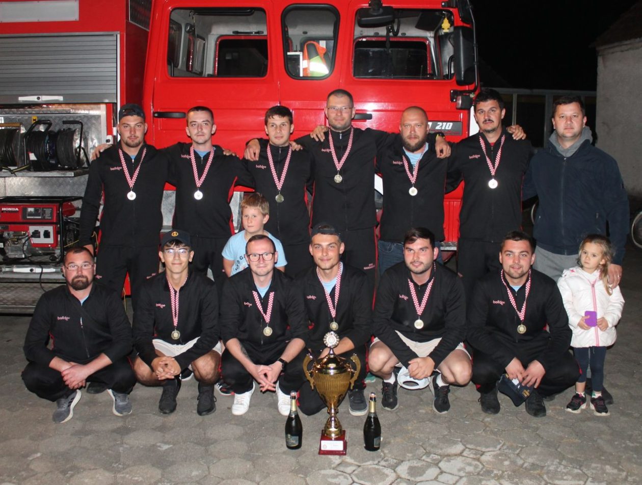VELIKO SLAVLJE U GARDINOVCU Emotivni doček vatrogasaca nakon sjajnog nastupa u Novalji! (19) VELIKO SLAVLJE U GARDINOVCU Emotivni doček vatrogasaca nakon sjajnog nastupa u Novalji! (19)