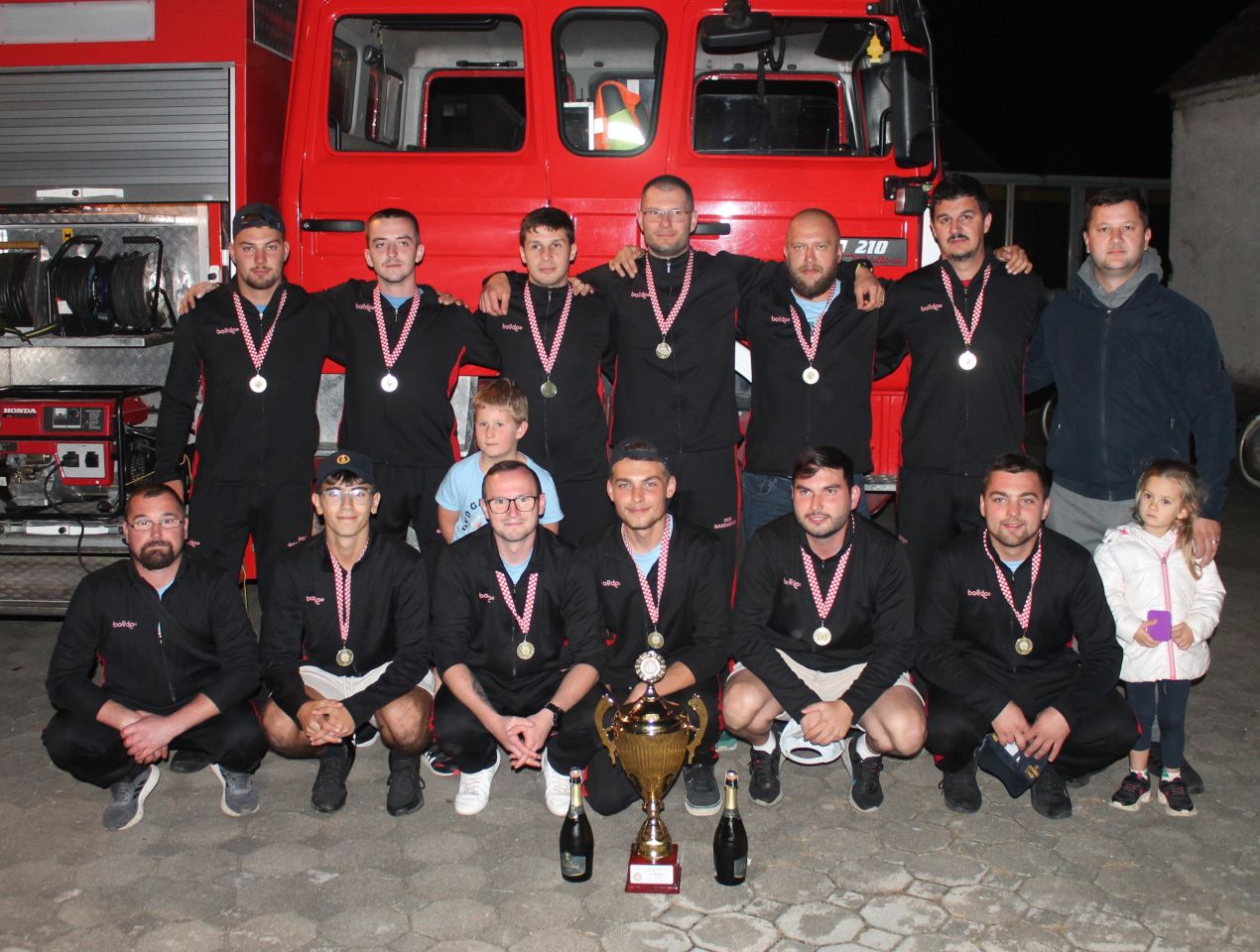 VELIKO SLAVLJE U GARDINOVCU Emotivni doček vatrogasaca nakon sjajnog nastupa u Novalji! (19)