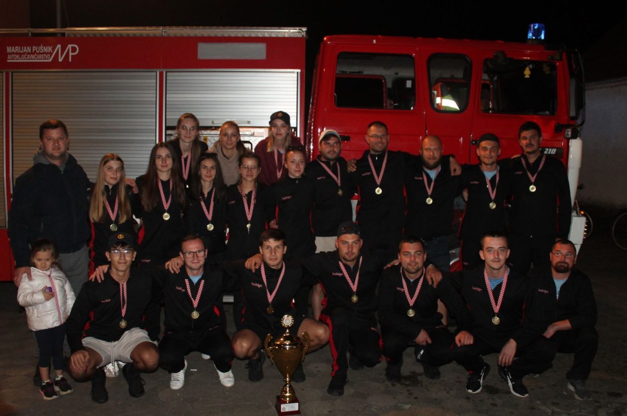 VELIKO SLAVLJE U GARDINOVCU Emotivni doček vatrogasaca nakon sjajnog nastupa u Novalji! (21) VELIKO SLAVLJE U GARDINOVCU Emotivni doček vatrogasaca nakon sjajnog nastupa u Novalji! (21)