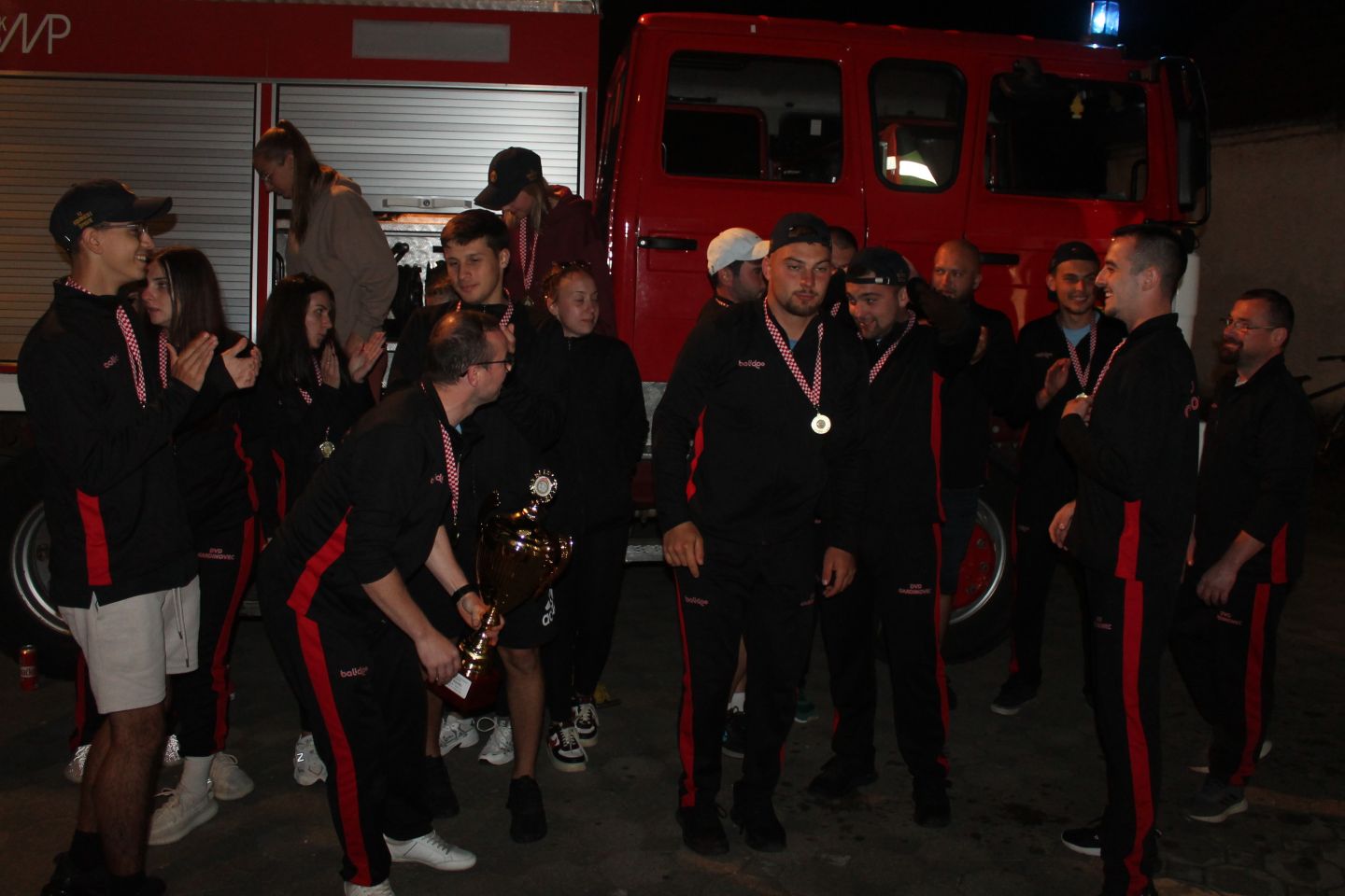 VELIKO SLAVLJE U GARDINOVCU Emotivni doček vatrogasaca nakon sjajnog nastupa u Novalji! (22)