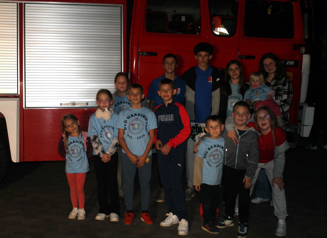 VELIKO SLAVLJE U GARDINOVCU Emotivni doček vatrogasaca nakon sjajnog nastupa u Novalji! (24)