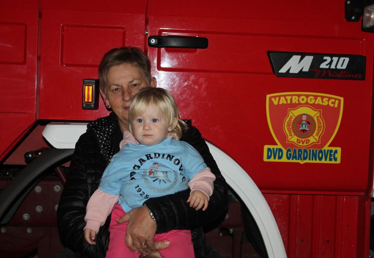 VELIKO SLAVLJE U GARDINOVCU Emotivni doček vatrogasaca nakon sjajnog nastupa u Novalji! (6) VELIKO SLAVLJE U GARDINOVCU Emotivni doček vatrogasaca nakon sjajnog nastupa u Novalji! (6)