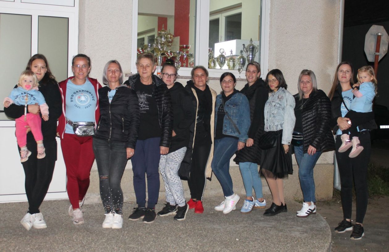 VELIKO SLAVLJE U GARDINOVCU Emotivni doček vatrogasaca nakon sjajnog nastupa u Novalji! (7) VELIKO SLAVLJE U GARDINOVCU Emotivni doček vatrogasaca nakon sjajnog nastupa u Novalji! (7)