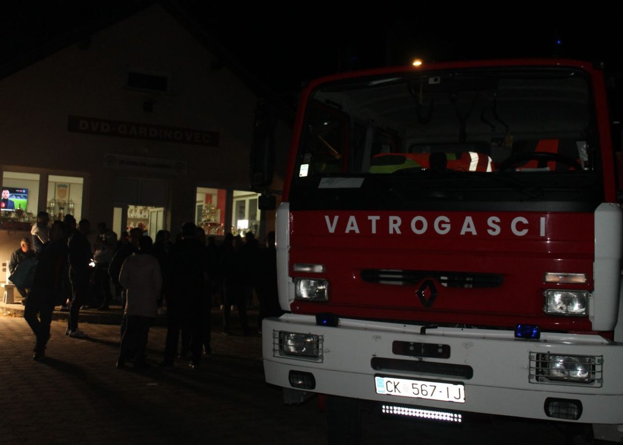 VELIKO SLAVLJE U GARDINOVCU Emotivni doček vatrogasaca nakon sjajnog nastupa u Novalji! (9) VELIKO SLAVLJE U GARDINOVCU Emotivni doček vatrogasaca nakon sjajnog nastupa u Novalji! (9)