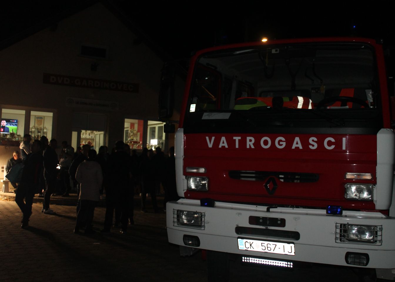 VELIKO SLAVLJE U GARDINOVCU Emotivni doček vatrogasaca nakon sjajnog nastupa u Novalji! (9)