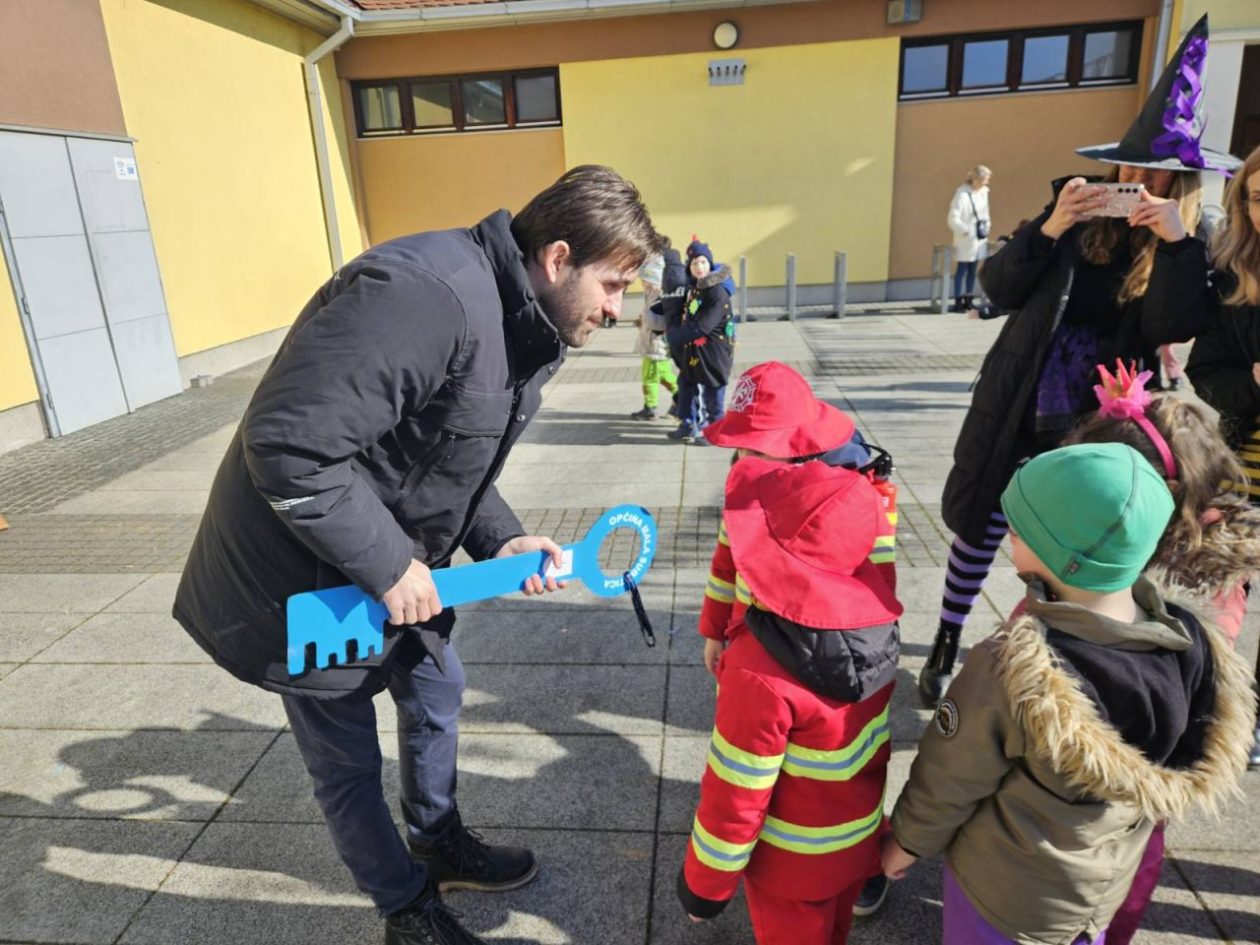 VESELA TRADICIJA Djeca vratila vlast načelniku Škvorcu (13)
