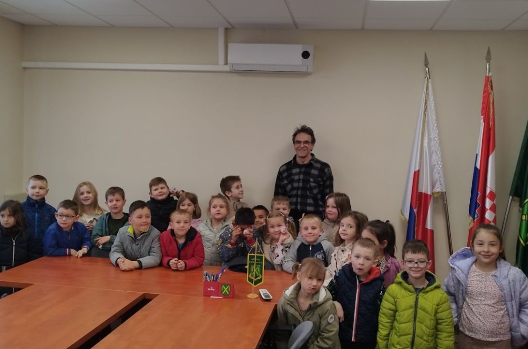 VESELI SUSRET Predškolci iz vrtića Jelenko posjetili načelnika Gorana Korena (1) VESELI SUSRET Predškolci iz vrtića Jelenko posjetili načelnika Gorana Korena (1)