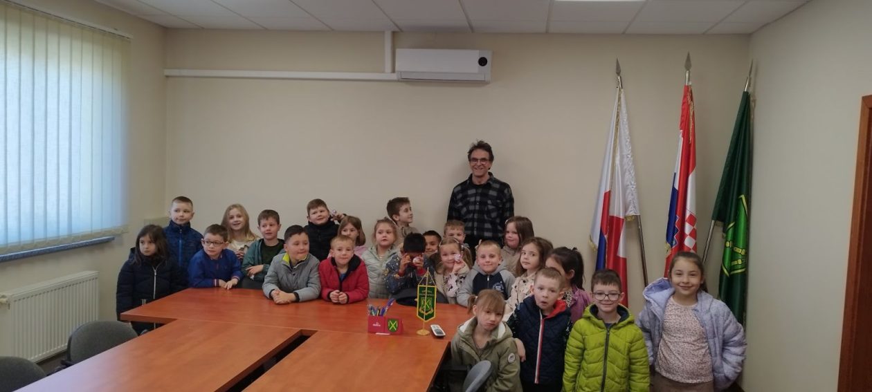 VESELI SUSRET Predškolci iz vrtića Jelenko posjetili načelnika Gorana Korena (1) VESELI SUSRET Predškolci iz vrtića Jelenko posjetili načelnika Gorana Korena (1)