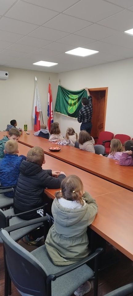 VESELI SUSRET Predškolci iz vrtića Jelenko posjetili načelnika Gorana Korena (2) VESELI SUSRET Predškolci iz vrtića Jelenko posjetili načelnika Gorana Korena (2)