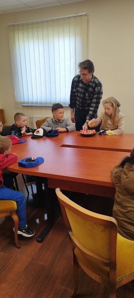 VESELI SUSRET Predškolci iz vrtića Jelenko posjetili načelnika Gorana Korena (3) VESELI SUSRET Predškolci iz vrtića Jelenko posjetili načelnika Gorana Korena (3)