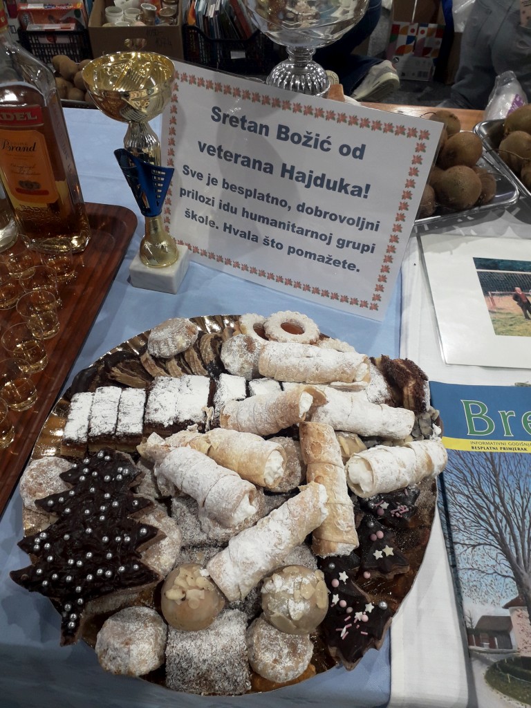 VIŠE OD NOGOMETA Veterani Hajduka Brezje pokazali snagu humanosti (1) VIŠE OD NOGOMETA Veterani Hajduka Brezje pokazali snagu humanosti (1)