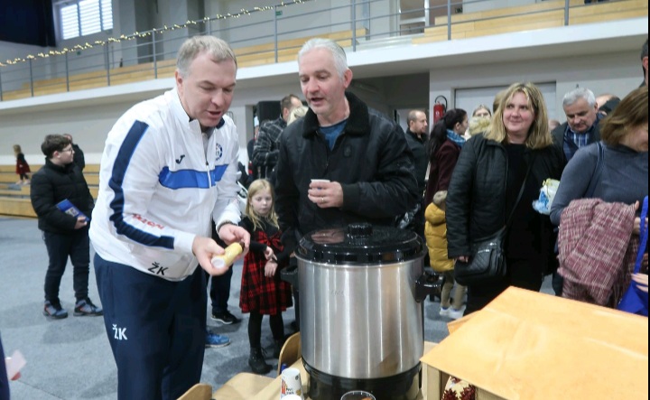VIŠE OD NOGOMETA Veterani Hajduka Brezje pokazali snagu humanosti (10) VIŠE OD NOGOMETA Veterani Hajduka Brezje pokazali snagu humanosti (10)