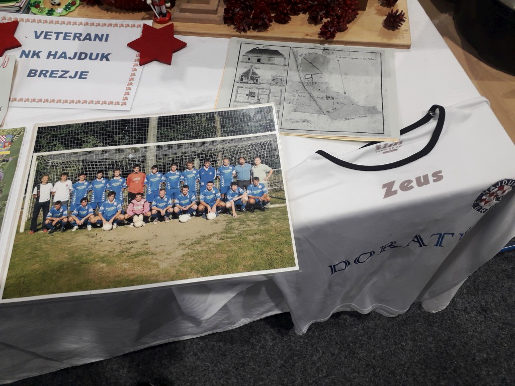 VIŠE OD NOGOMETA Veterani Hajduka Brezje pokazali snagu humanosti (3) VIŠE OD NOGOMETA Veterani Hajduka Brezje pokazali snagu humanosti (3)