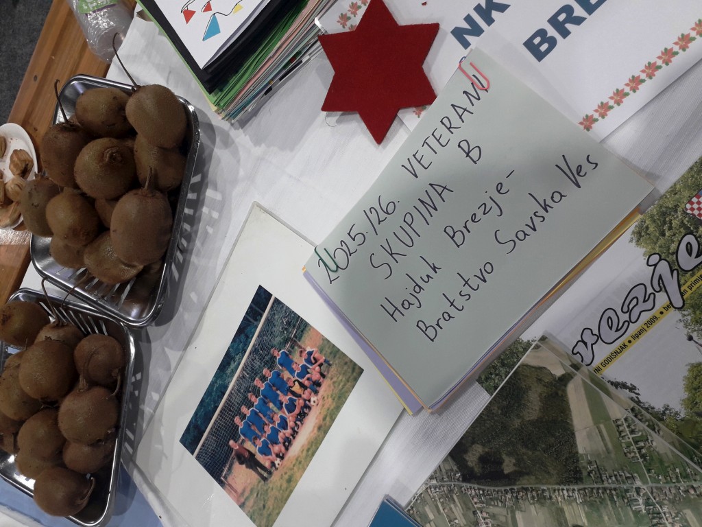 VIŠE OD NOGOMETA Veterani Hajduka Brezje pokazali snagu humanosti (5) VIŠE OD NOGOMETA Veterani Hajduka Brezje pokazali snagu humanosti (5)