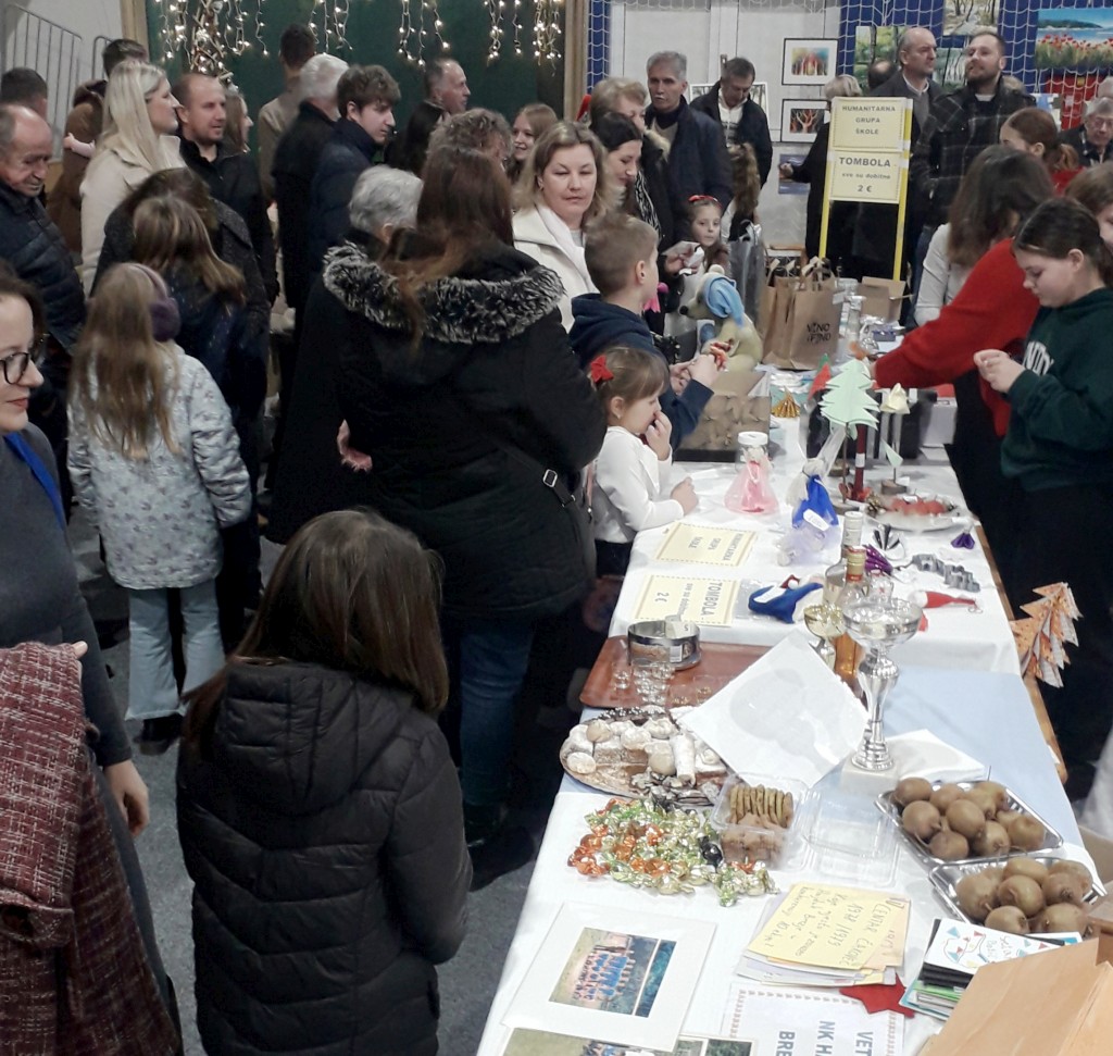 VIŠE OD NOGOMETA Veterani Hajduka Brezje pokazali snagu humanosti (8) VIŠE OD NOGOMETA Veterani Hajduka Brezje pokazali snagu humanosti (8)