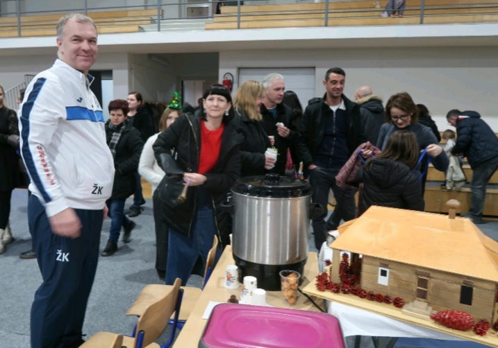 VIŠE OD NOGOMETA Veterani Hajduka Brezje pokazali snagu humanosti (9) VIŠE OD NOGOMETA Veterani Hajduka Brezje pokazali snagu humanosti (9)