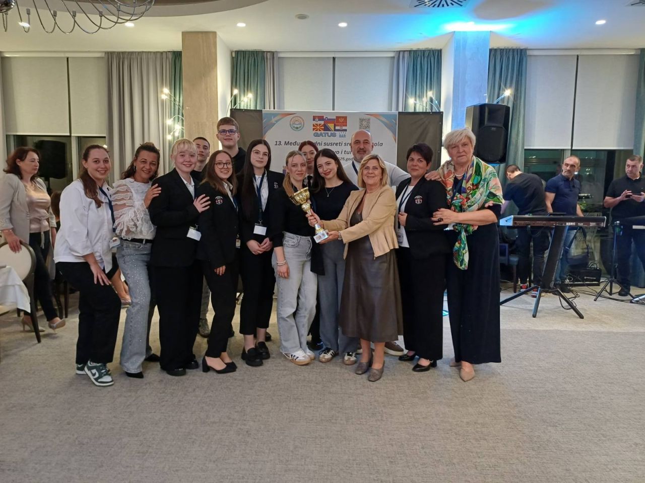 VITO ŽGANEC IZ DOMAŠINCA Zasjao na međunarodnom natjecanju GATUS 2025. – s ekipom osvojio prvo mjesto u posluživanju (2)