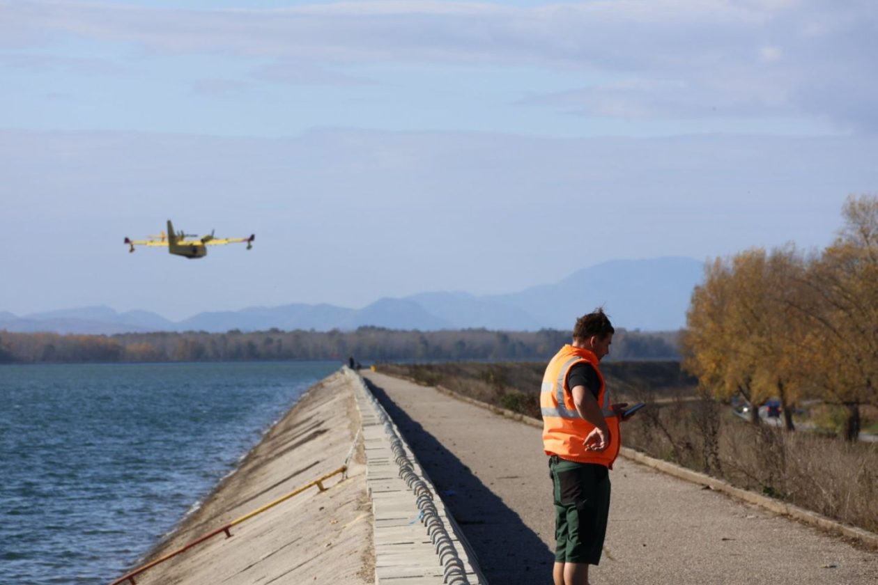 VJEŽBA SIGURNOSTI U OPOROVCU Kanader uvježbavao zahvat vode iz jezera za hitne situacije (1) VJEŽBA SIGURNOSTI U OPOROVCU Kanader uvježbavao zahvat vode iz jezera za hitne situacije (1)