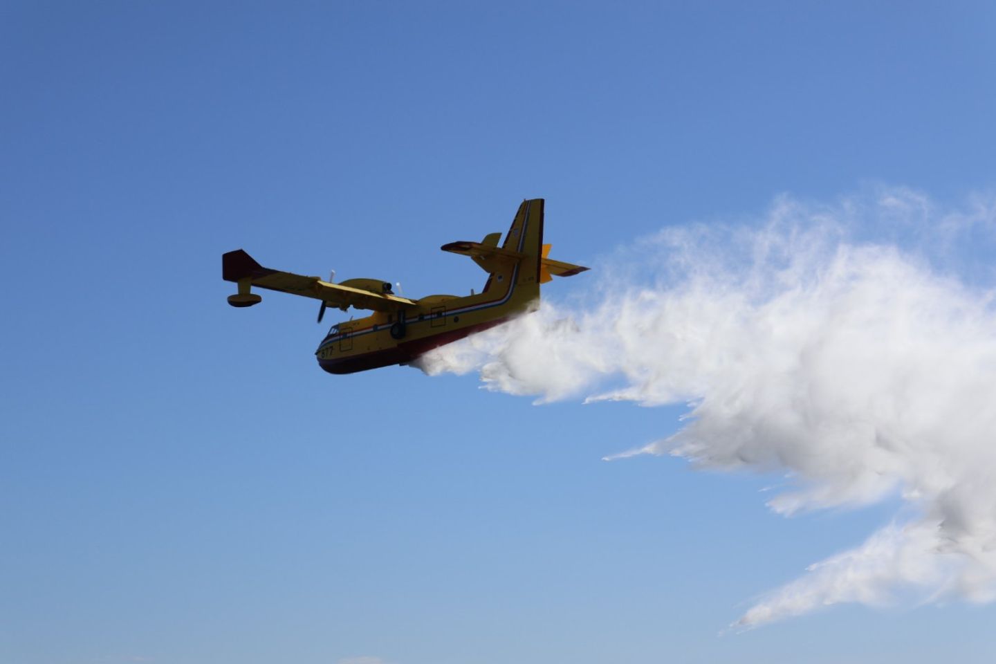 VJEŽBA SIGURNOSTI U OPOROVCU Kanader uvježbavao zahvat vode iz jezera za hitne situacije (12)