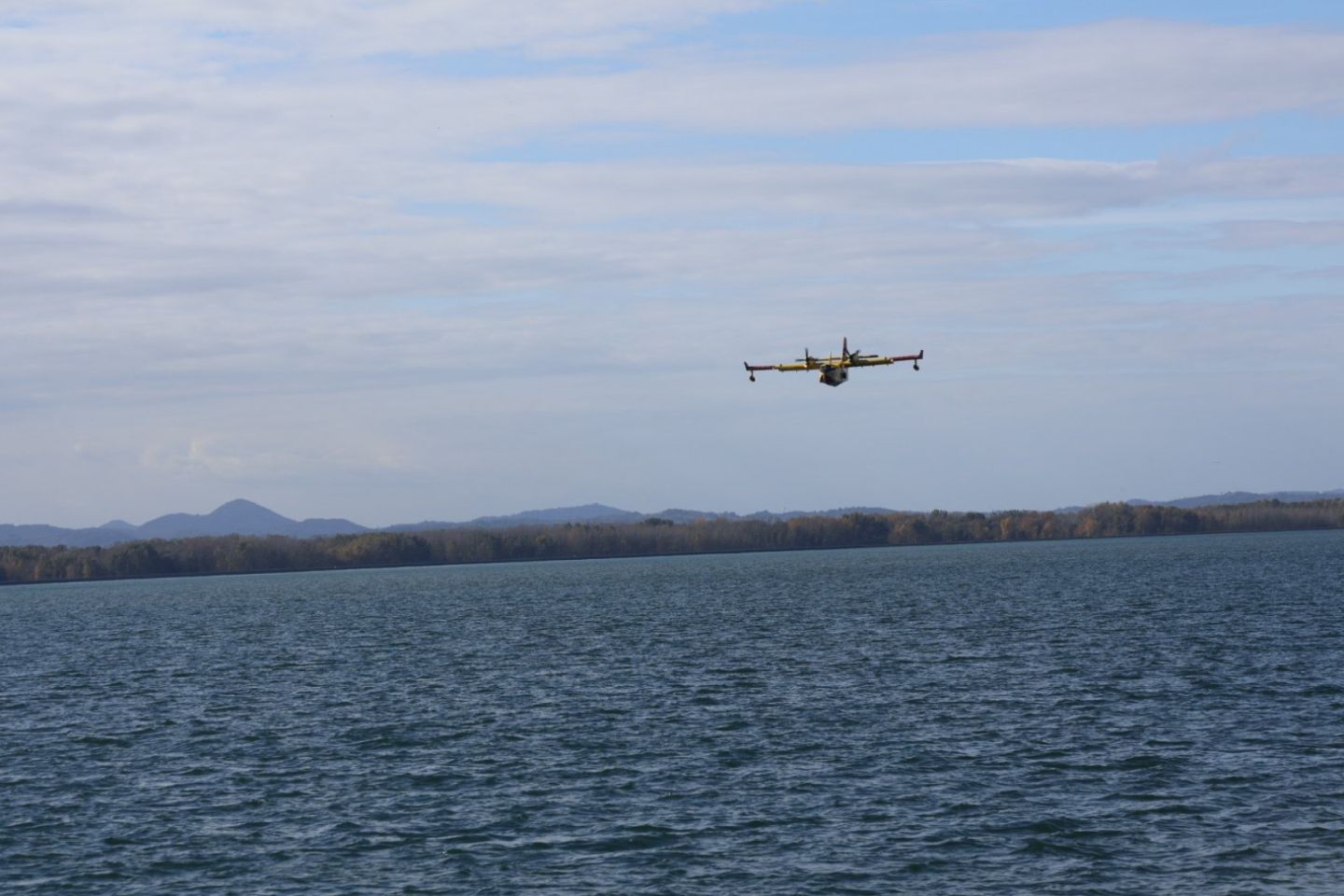VJEŽBA SIGURNOSTI U OPOROVCU Kanader uvježbavao zahvat vode iz jezera za hitne situacije (13)