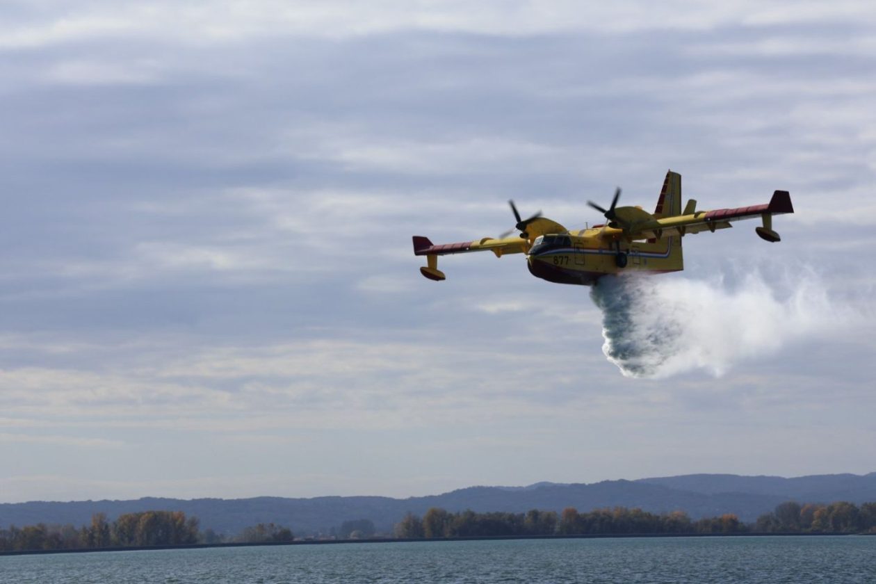 VJEŽBA SIGURNOSTI U OPOROVCU Kanader uvježbavao zahvat vode iz jezera za hitne situacije (14) VJEŽBA SIGURNOSTI U OPOROVCU Kanader uvježbavao zahvat vode iz jezera za hitne situacije (14)