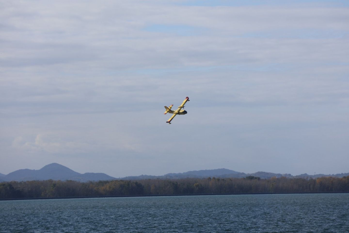 VJEŽBA SIGURNOSTI U OPOROVCU Kanader uvježbavao zahvat vode iz jezera za hitne situacije (15)