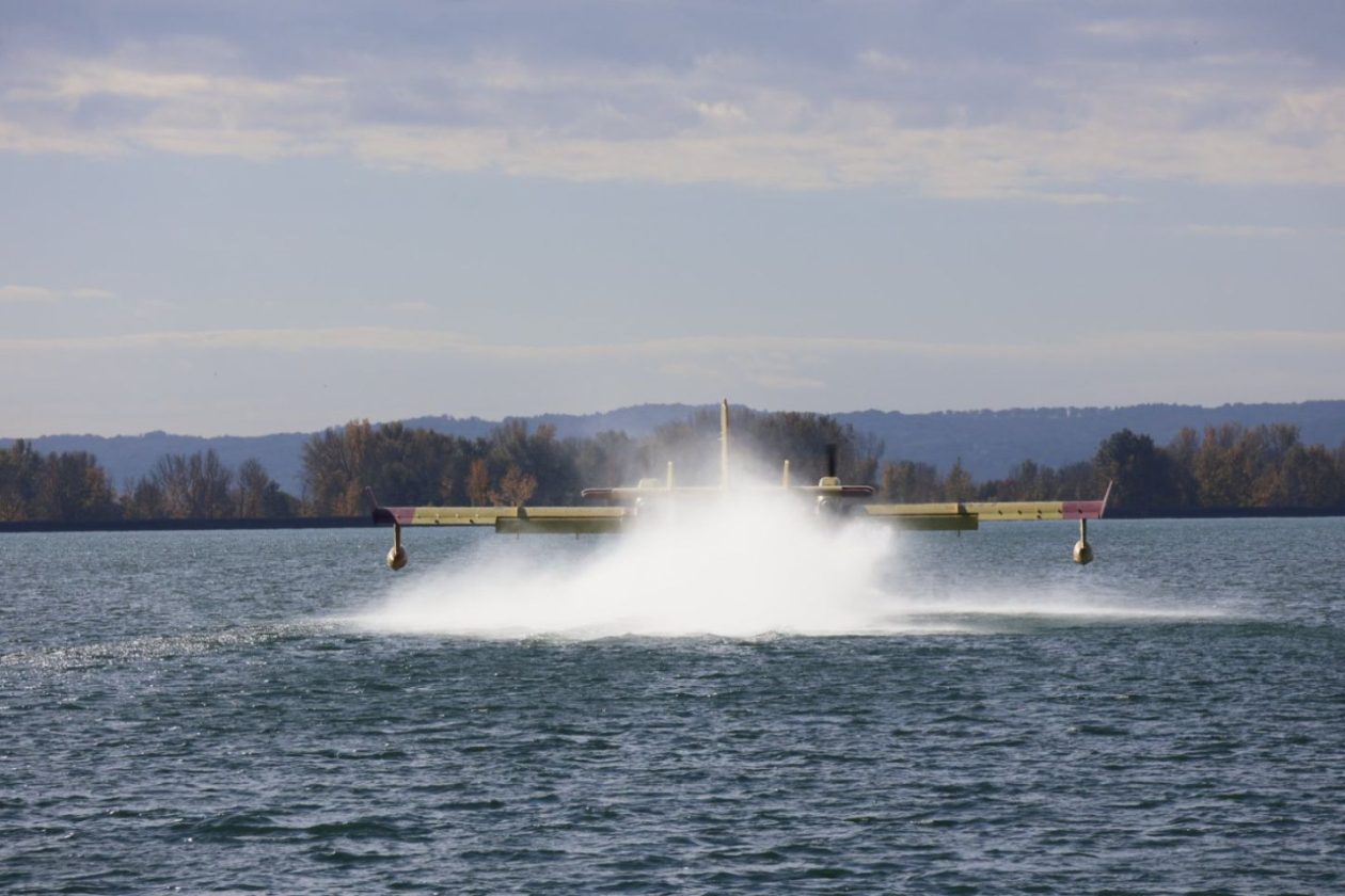 VJEŽBA SIGURNOSTI U OPOROVCU Kanader uvježbavao zahvat vode iz jezera za hitne situacije (16) VJEŽBA SIGURNOSTI U OPOROVCU Kanader uvježbavao zahvat vode iz jezera za hitne situacije (16)