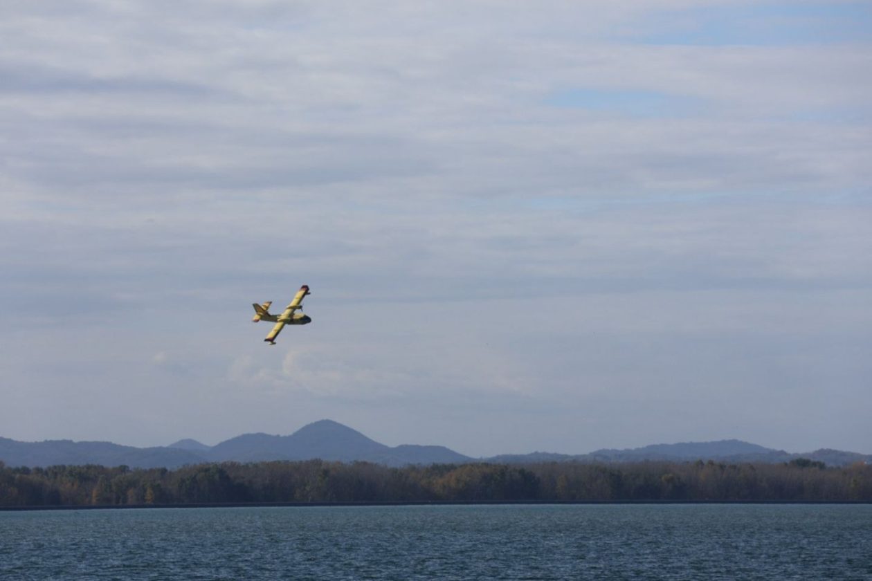 VJEŽBA SIGURNOSTI U OPOROVCU Kanader uvježbavao zahvat vode iz jezera za hitne situacije (17) VJEŽBA SIGURNOSTI U OPOROVCU Kanader uvježbavao zahvat vode iz jezera za hitne situacije (17)