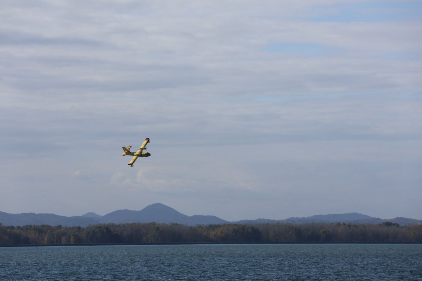 VJEŽBA SIGURNOSTI U OPOROVCU Kanader uvježbavao zahvat vode iz jezera za hitne situacije (17)