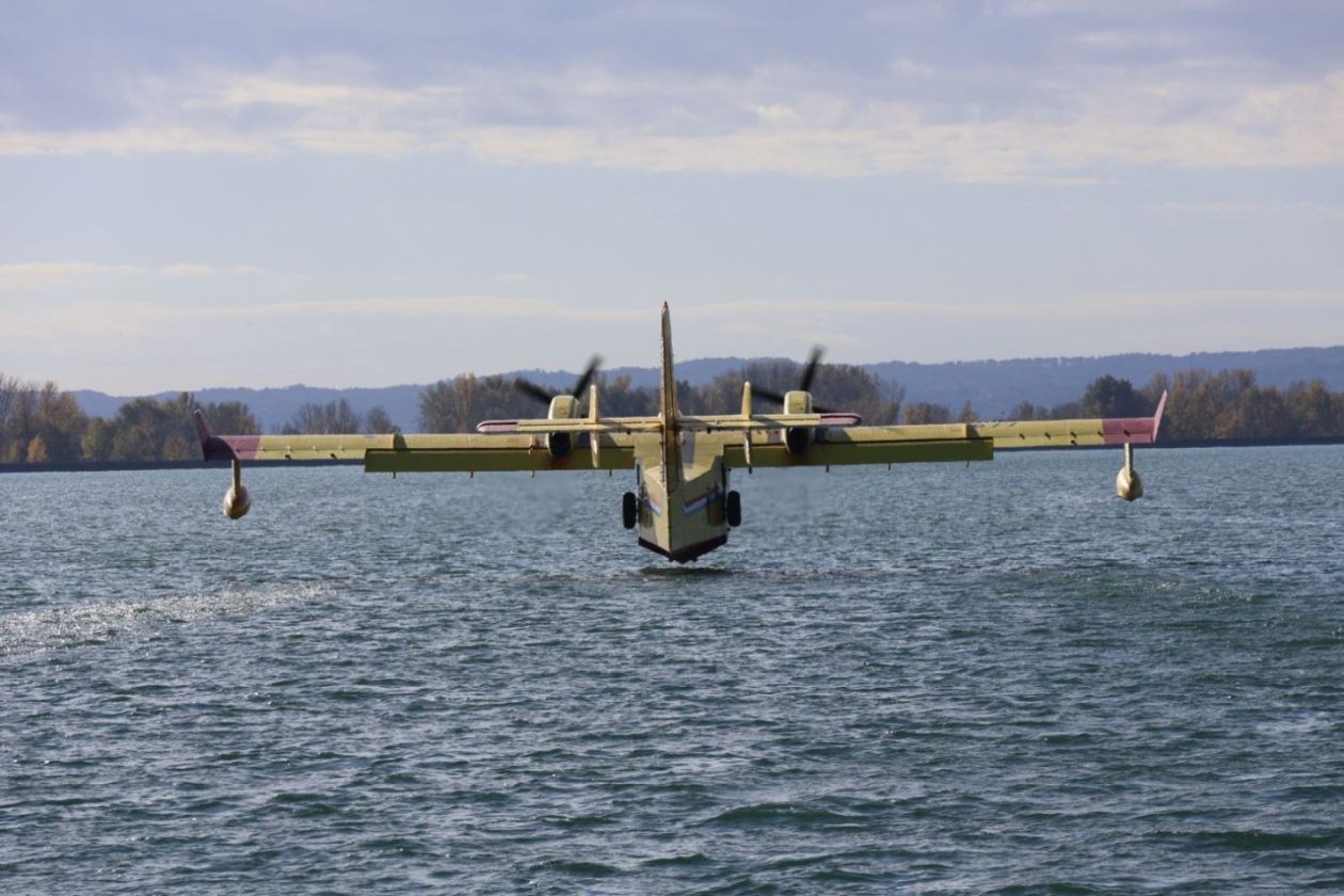 VJEŽBA SIGURNOSTI U OPOROVCU Kanader uvježbavao zahvat vode iz jezera za hitne situacije (18) VJEŽBA SIGURNOSTI U OPOROVCU Kanader uvježbavao zahvat vode iz jezera za hitne situacije (18)