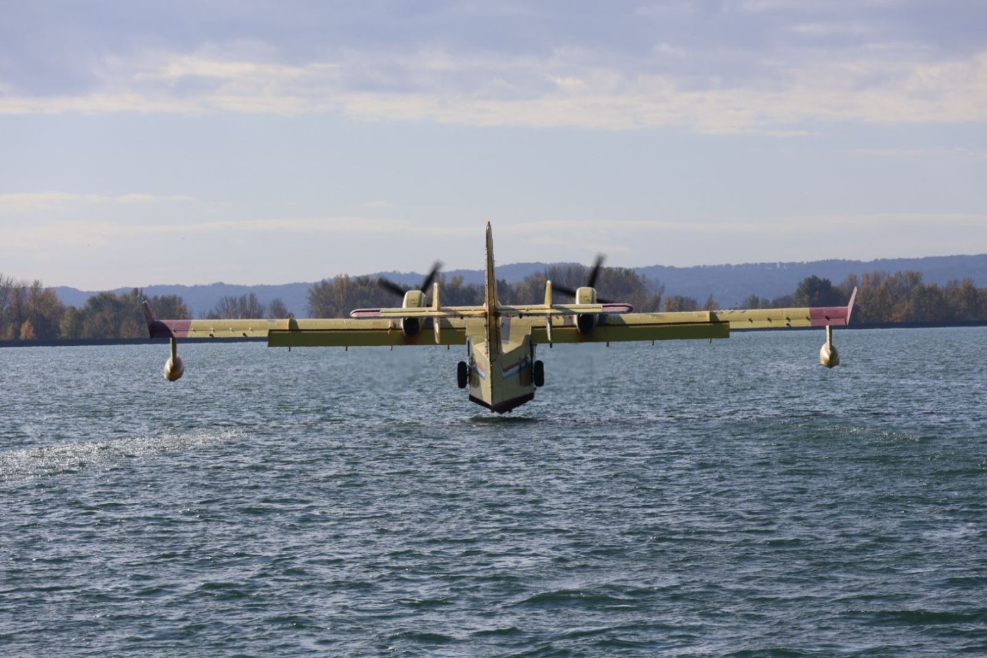 VJEŽBA SIGURNOSTI U OPOROVCU Kanader uvježbavao zahvat vode iz jezera za hitne situacije (18)