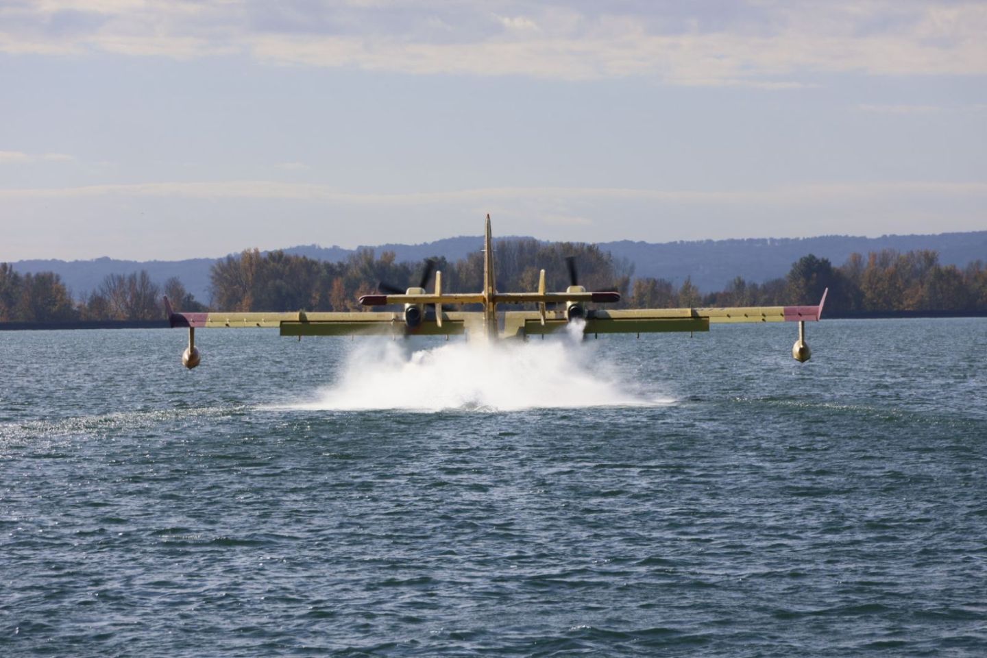 VJEŽBA SIGURNOSTI U OPOROVCU Kanader uvježbavao zahvat vode iz jezera za hitne situacije (19)