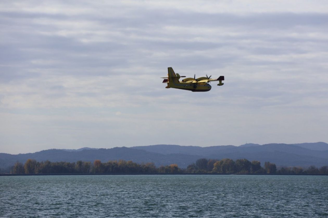 VJEŽBA SIGURNOSTI U OPOROVCU Kanader uvježbavao zahvat vode iz jezera za hitne situacije (2) VJEŽBA SIGURNOSTI U OPOROVCU Kanader uvježbavao zahvat vode iz jezera za hitne situacije (2)