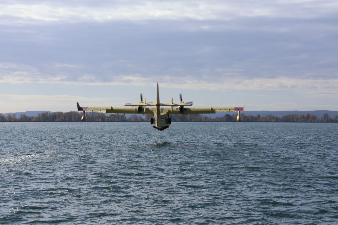 VJEŽBA SIGURNOSTI U OPOROVCU Kanader uvježbavao zahvat vode iz jezera za hitne situacije (20)