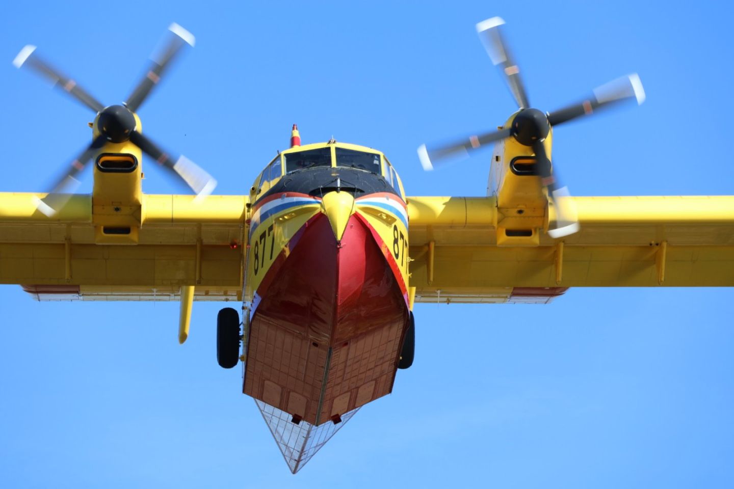 VJEŽBA SIGURNOSTI U OPOROVCU Kanader uvježbavao zahvat vode iz jezera za hitne situacije (22)