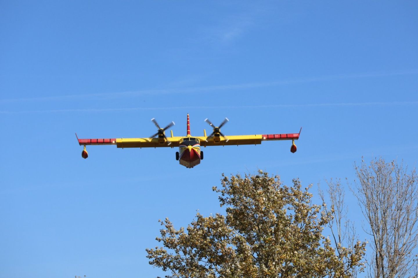 VJEŽBA SIGURNOSTI U OPOROVCU Kanader uvježbavao zahvat vode iz jezera za hitne situacije (23)
