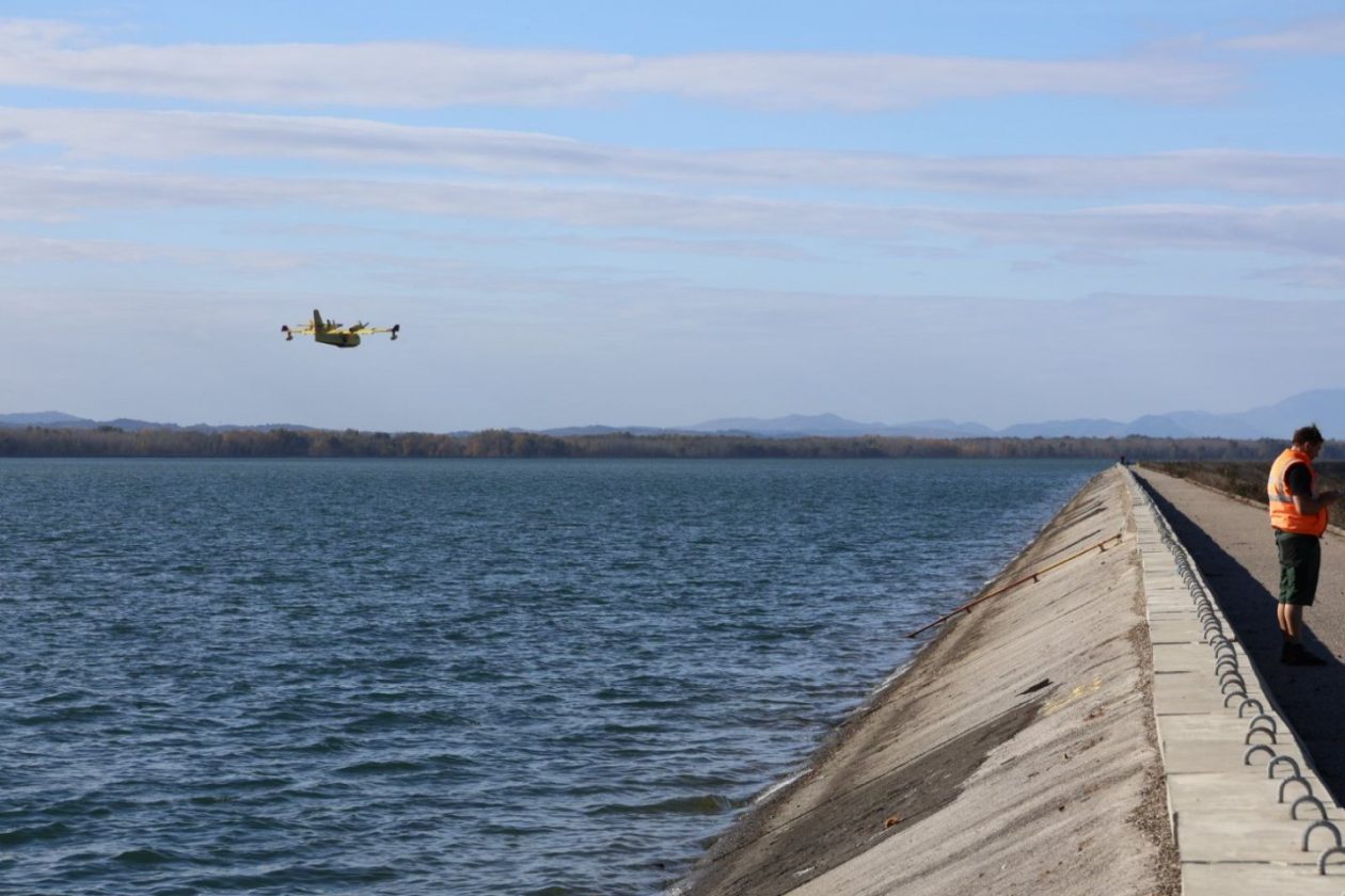 VJEŽBA SIGURNOSTI U OPOROVCU Kanader uvježbavao zahvat vode iz jezera za hitne situacije (3) VJEŽBA SIGURNOSTI U OPOROVCU Kanader uvježbavao zahvat vode iz jezera za hitne situacije (3)