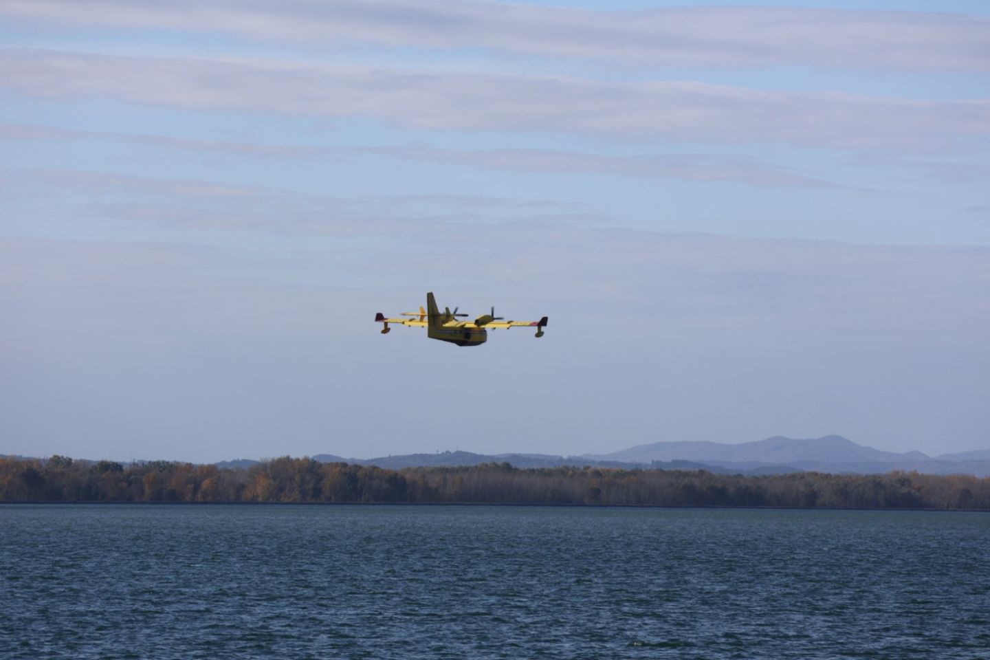 VJEŽBA SIGURNOSTI U OPOROVCU Kanader uvježbavao zahvat vode iz jezera za hitne situacije (4)