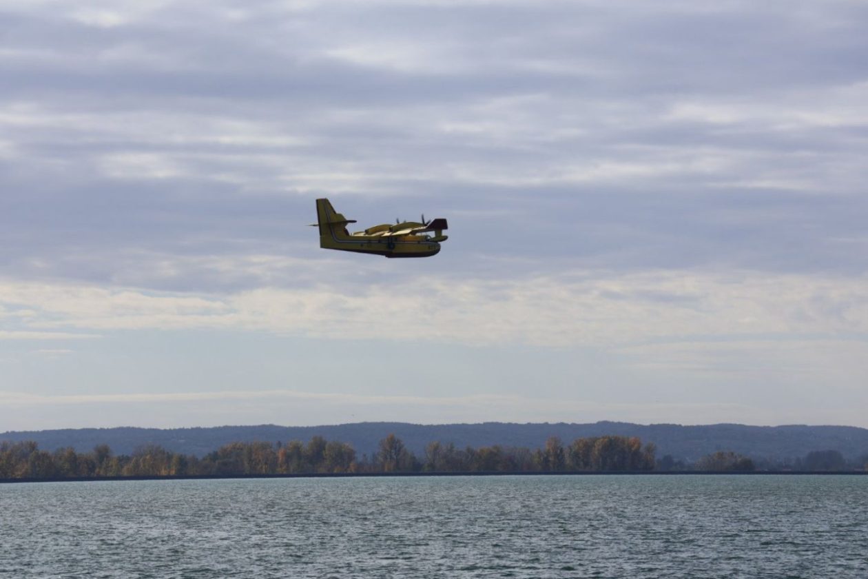 VJEŽBA SIGURNOSTI U OPOROVCU Kanader uvježbavao zahvat vode iz jezera za hitne situacije (6) VJEŽBA SIGURNOSTI U OPOROVCU Kanader uvježbavao zahvat vode iz jezera za hitne situacije (6)