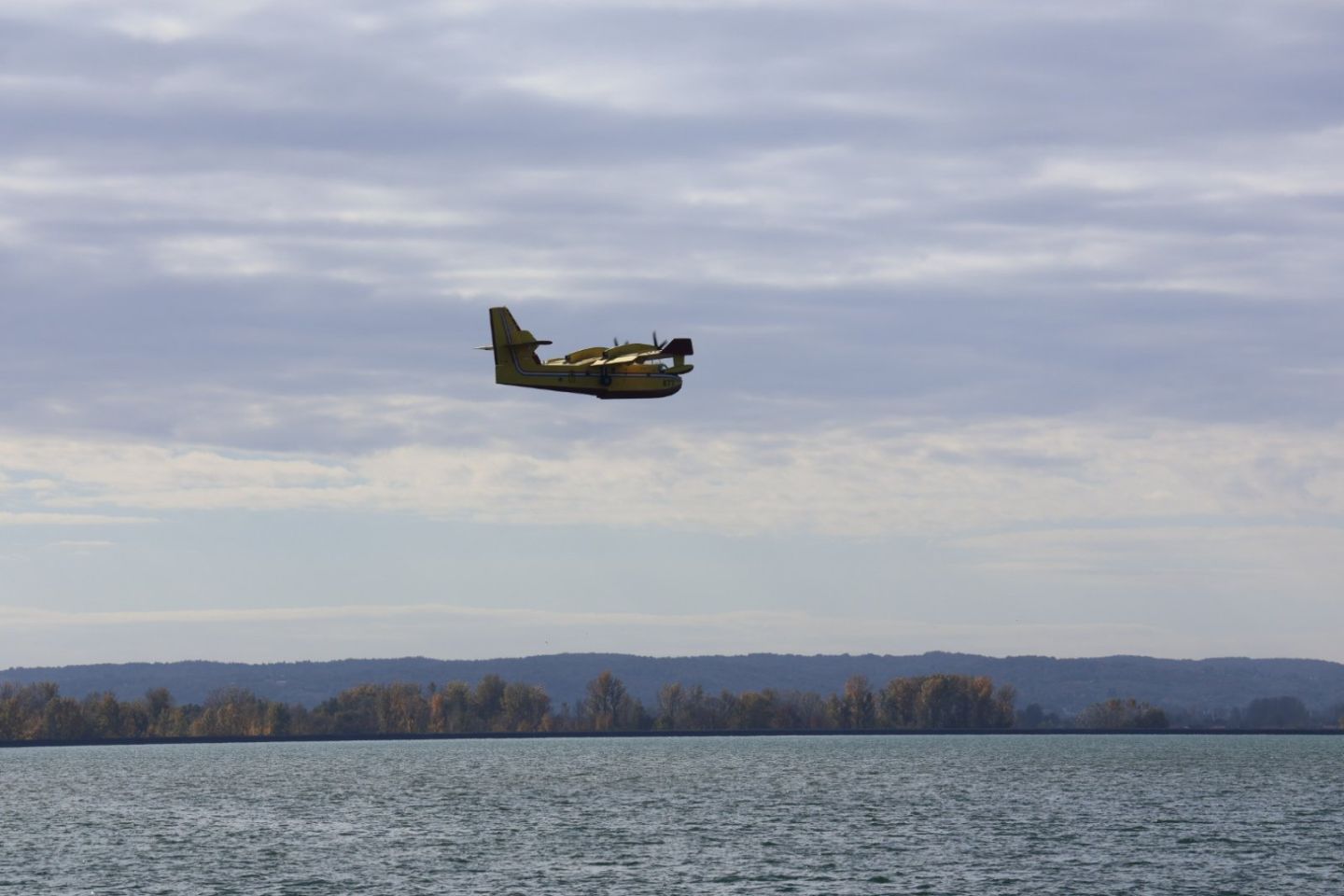 VJEŽBA SIGURNOSTI U OPOROVCU Kanader uvježbavao zahvat vode iz jezera za hitne situacije (6)