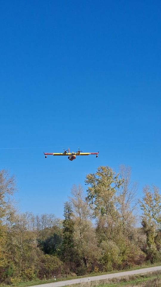 VJEŽBA SIGURNOSTI U OPOROVCU Kanader uvježbavao zahvat vode iz jezera za hitne situacije (7)
