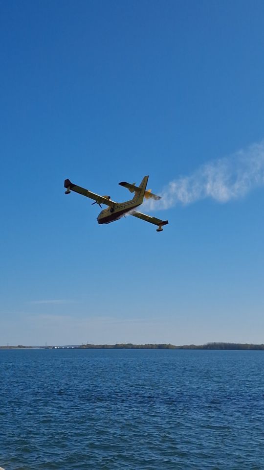 VJEŽBA SIGURNOSTI U OPOROVCU Kanader uvježbavao zahvat vode iz jezera za hitne situacije (8)
