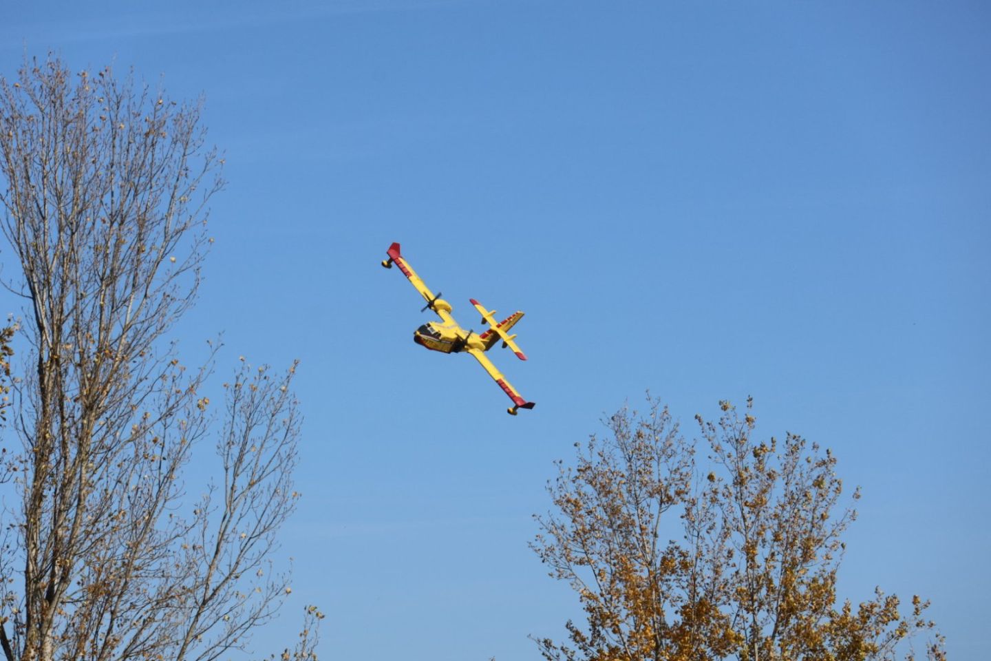 VJEŽBA SIGURNOSTI U OPOROVCU Kanader uvježbavao zahvat vode iz jezera za hitne situacije (9)